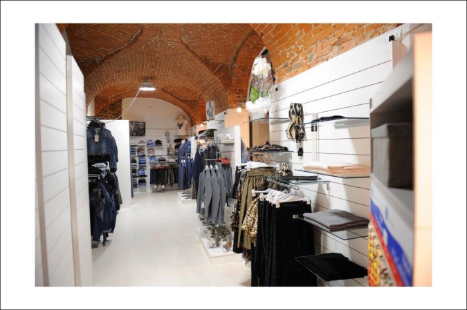 arredamento negozio abbigliamento retail valma novara romagnano (33)